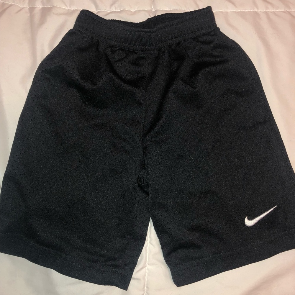 🇺🇸 NIKE shorts SIZE 6 boys basketball shorts